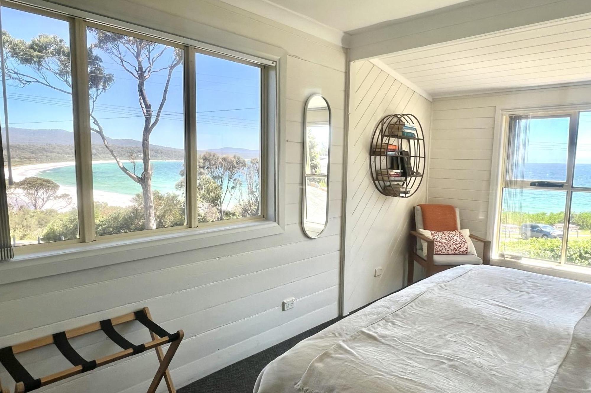 Binalong Beach Cottage Beachfront At Bay Of Fires Next To Restaurant Binalong Bay Экстерьер фото